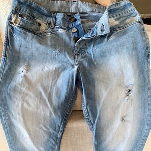 Men’s light blue distressed look jeans.